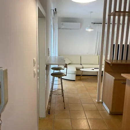 Nr1 White W Luxury Ba Between Train St. And Dt *