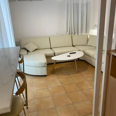 Nr1 White W Luxury Ba Between Train St. And Dt Larissa