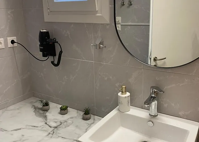 Nr1 White W Luxury Ba Between Train St. And Dt